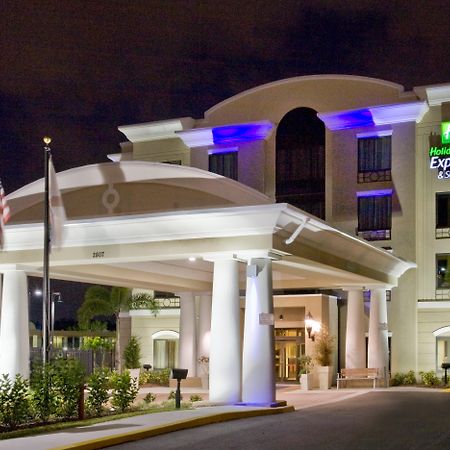 Holiday Inn Express Hotel & Suites Tampa-Usf-Busch Gardens By Ihg מראה חיצוני תמונה