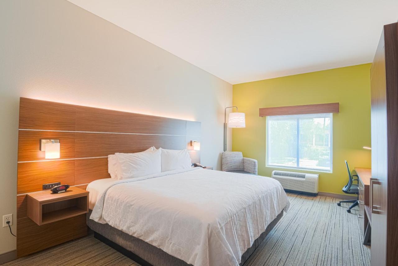 Holiday Inn Express Hotel & Suites Tampa-Usf-Busch Gardens By Ihg מראה חיצוני תמונה