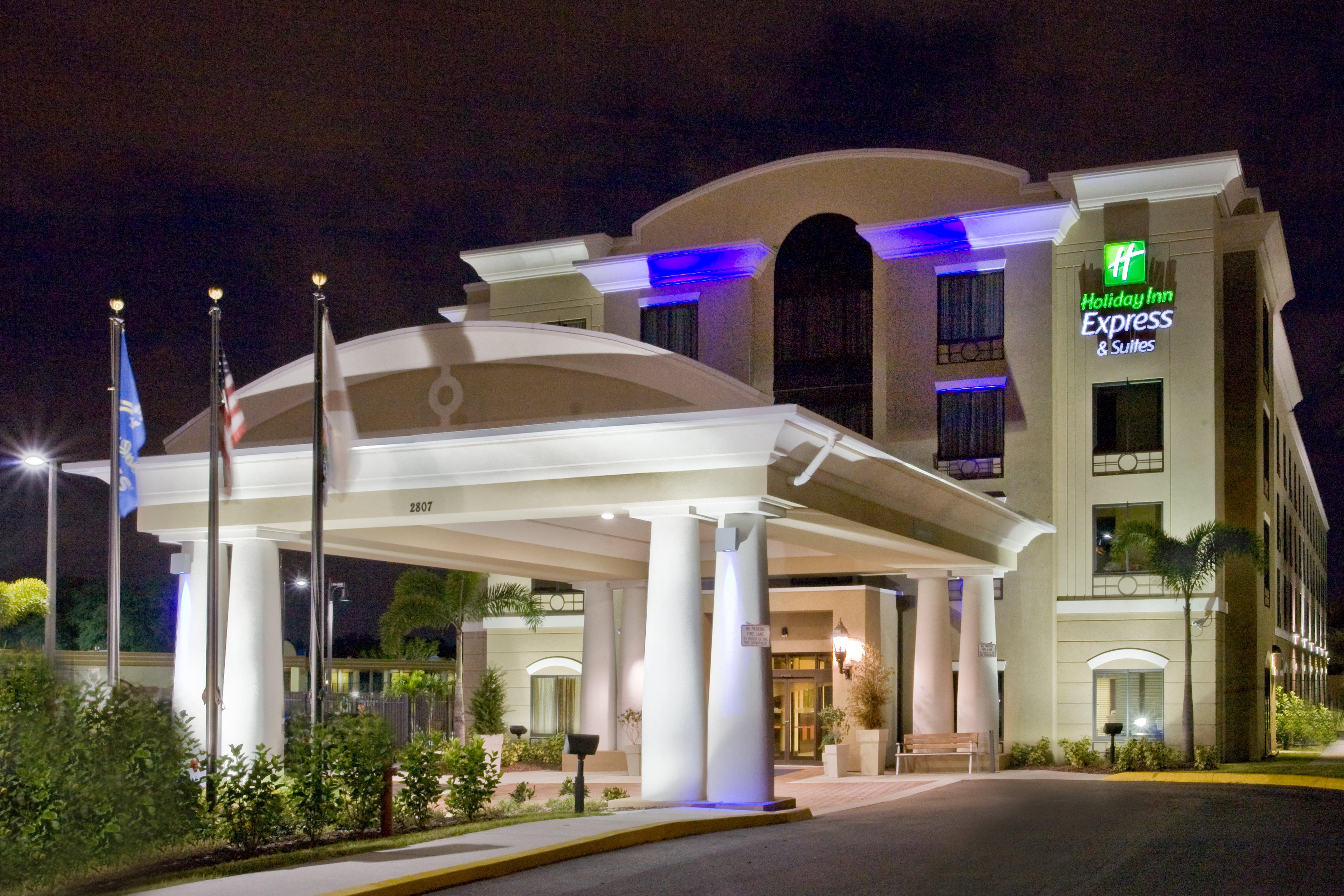 Holiday Inn Express Hotel & Suites Tampa-Usf-Busch Gardens By Ihg מראה חיצוני תמונה