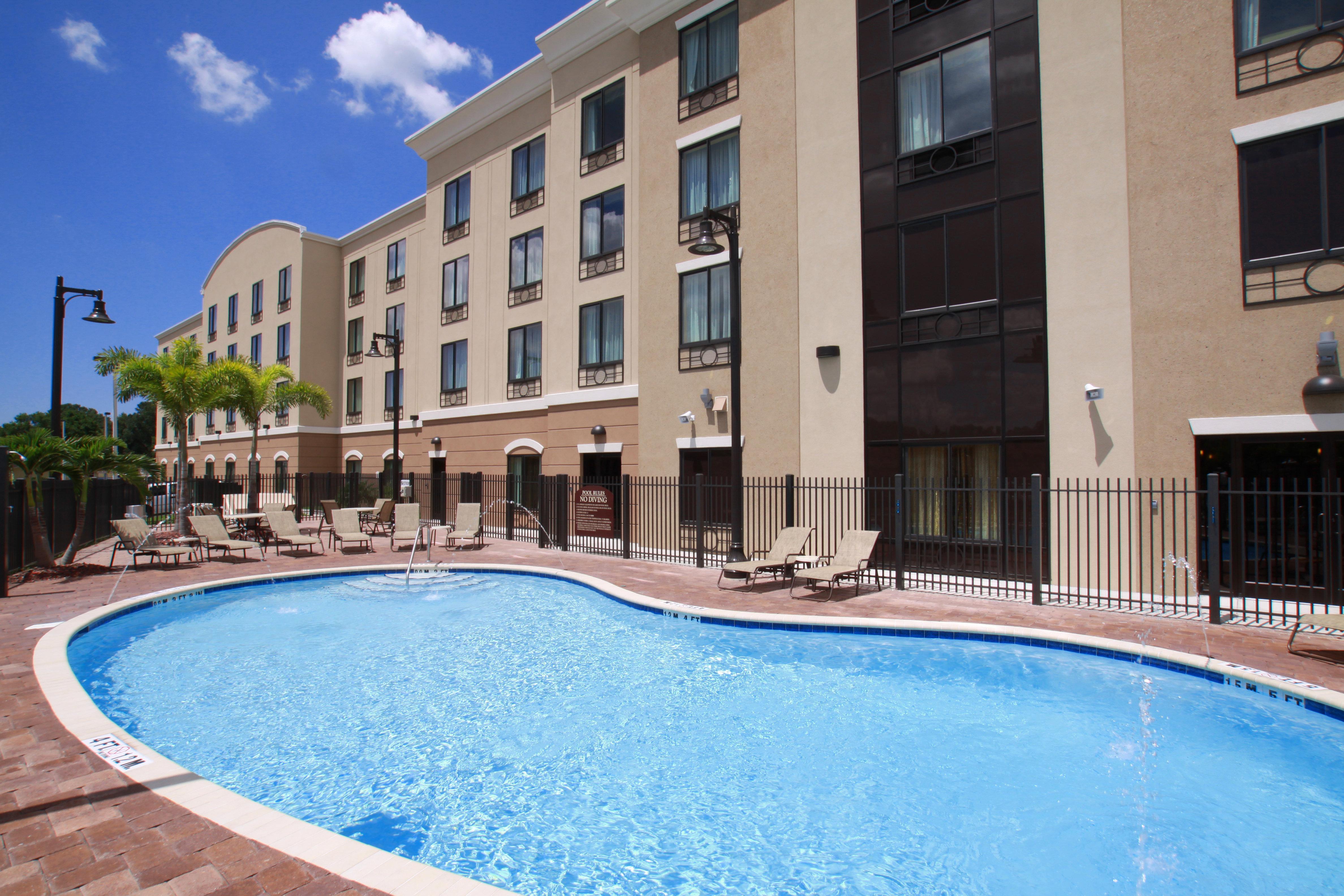 Holiday Inn Express Hotel & Suites Tampa-Usf-Busch Gardens, An Ihg Hotel מראה חיצוני תמונה