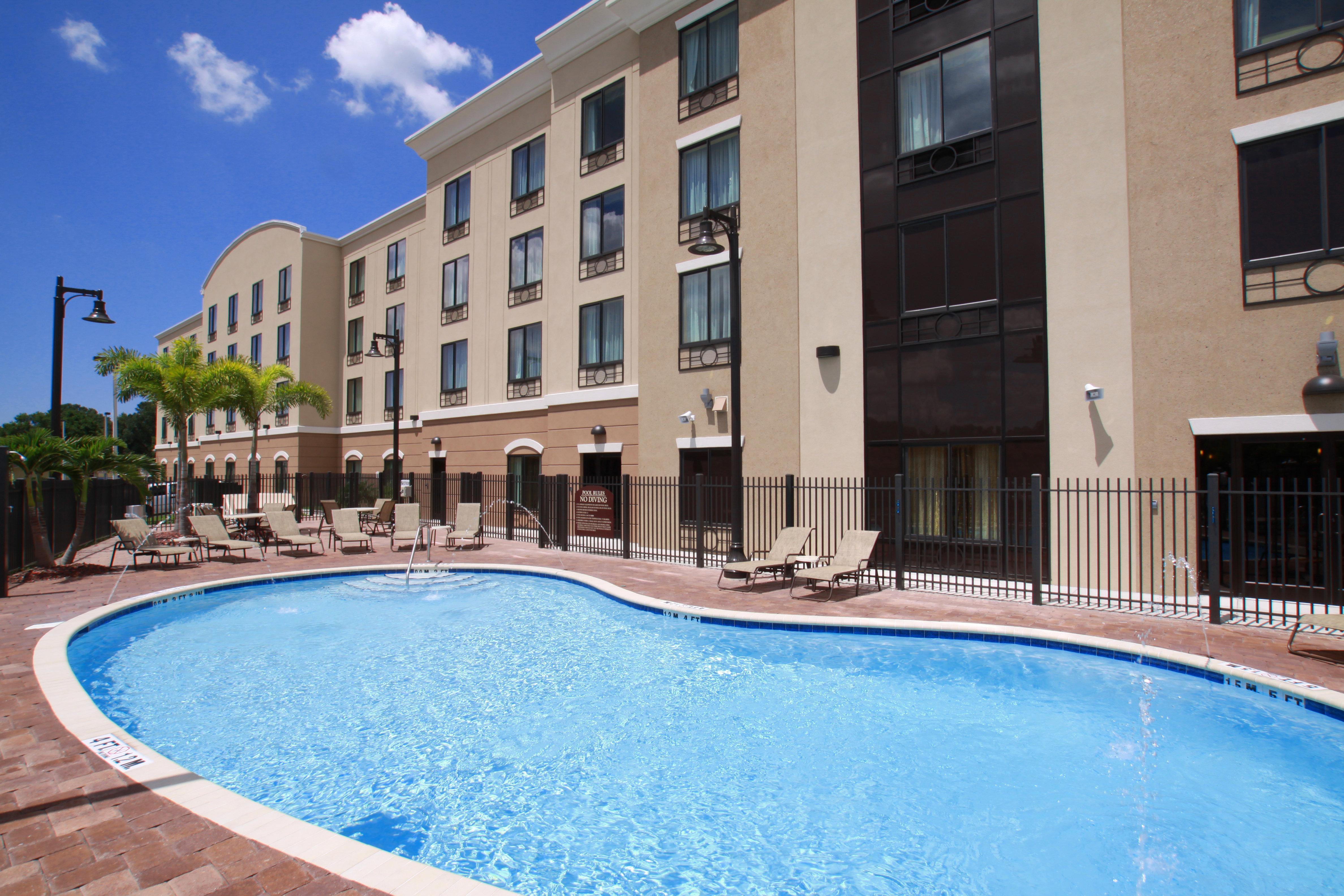 Holiday Inn Express Hotel & Suites Tampa-Usf-Busch Gardens By Ihg מראה חיצוני תמונה