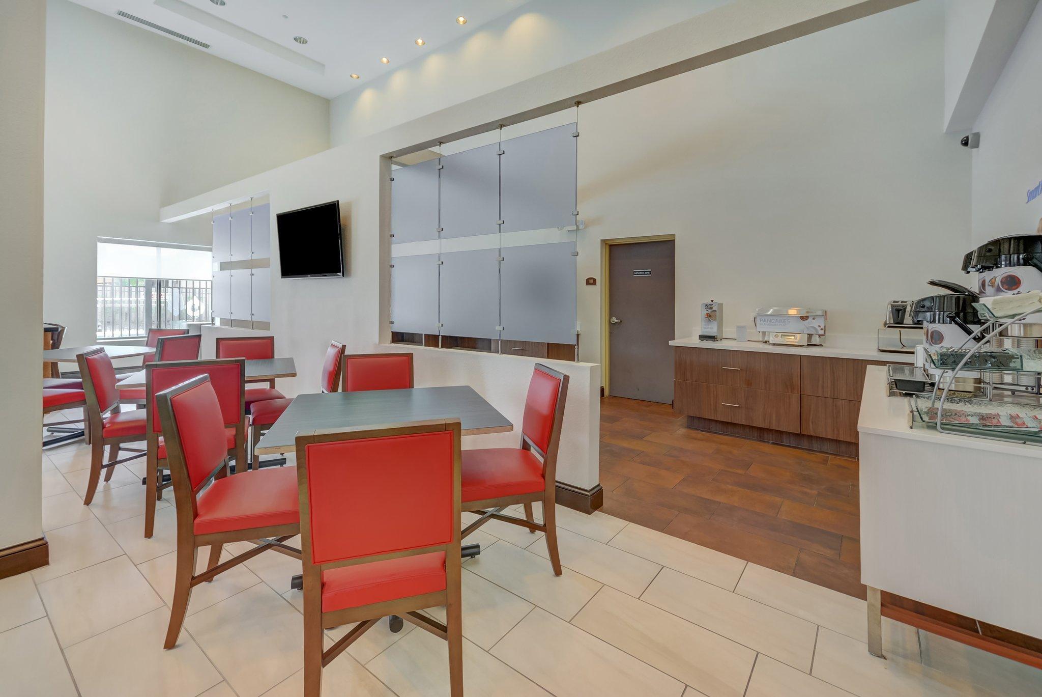Holiday Inn Express Hotel & Suites Tampa-Usf-Busch Gardens By Ihg מראה חיצוני תמונה