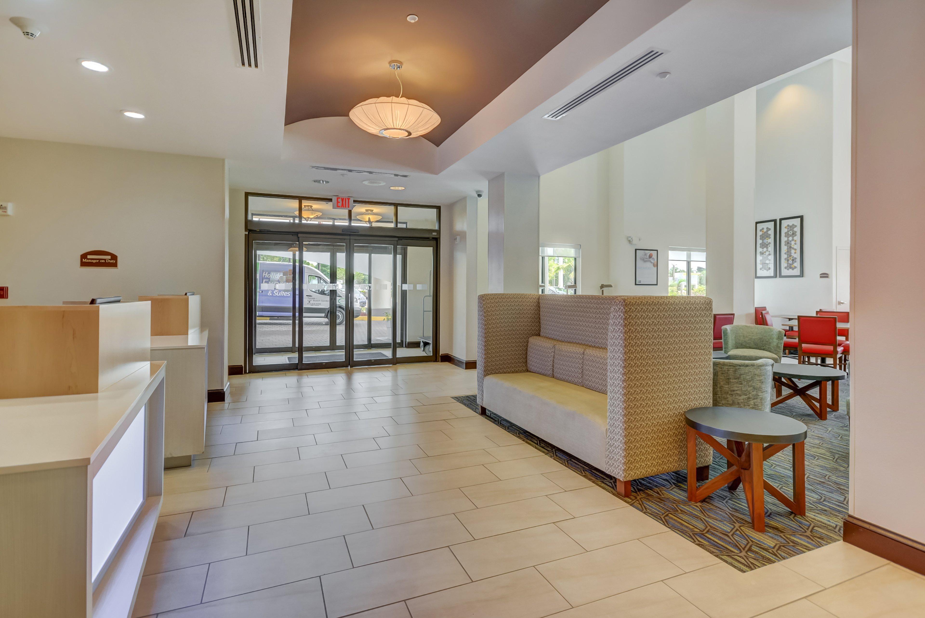 Holiday Inn Express Hotel & Suites Tampa-Usf-Busch Gardens By Ihg מראה חיצוני תמונה