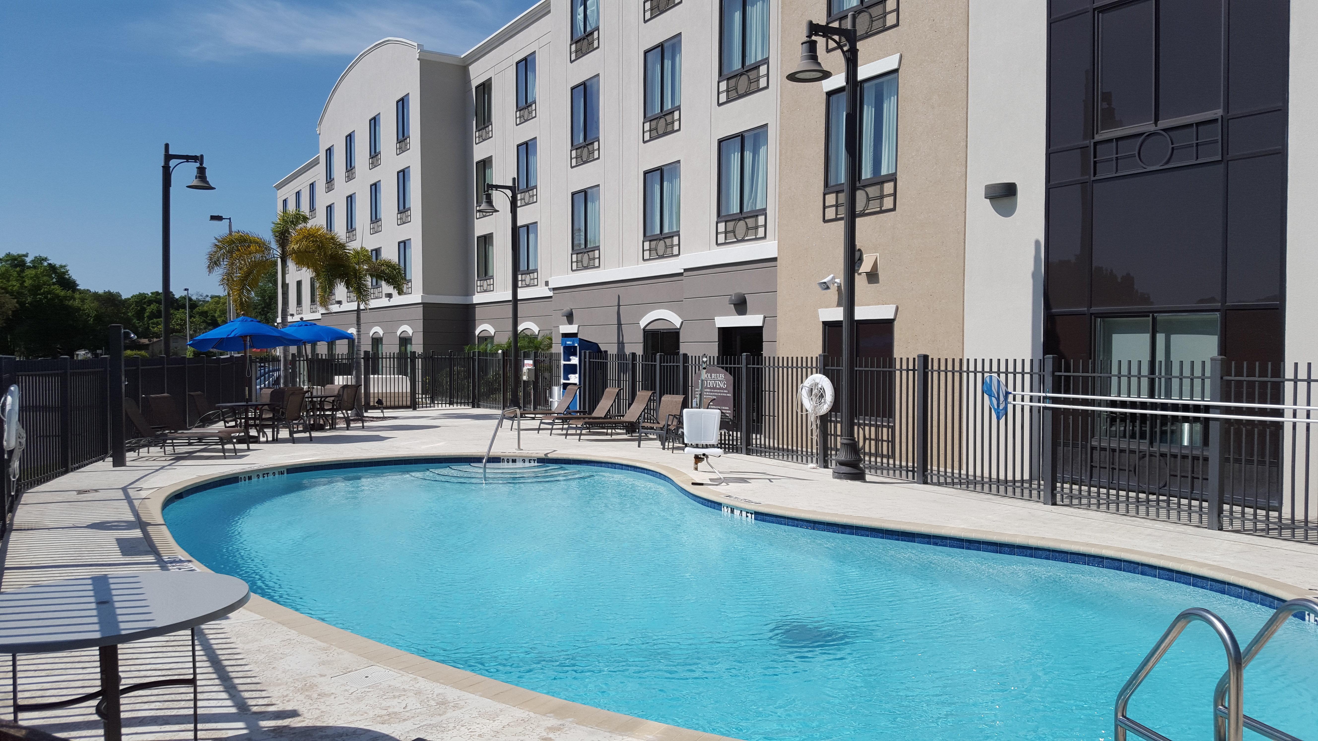 Holiday Inn Express Hotel & Suites Tampa-Usf-Busch Gardens By Ihg מראה חיצוני תמונה