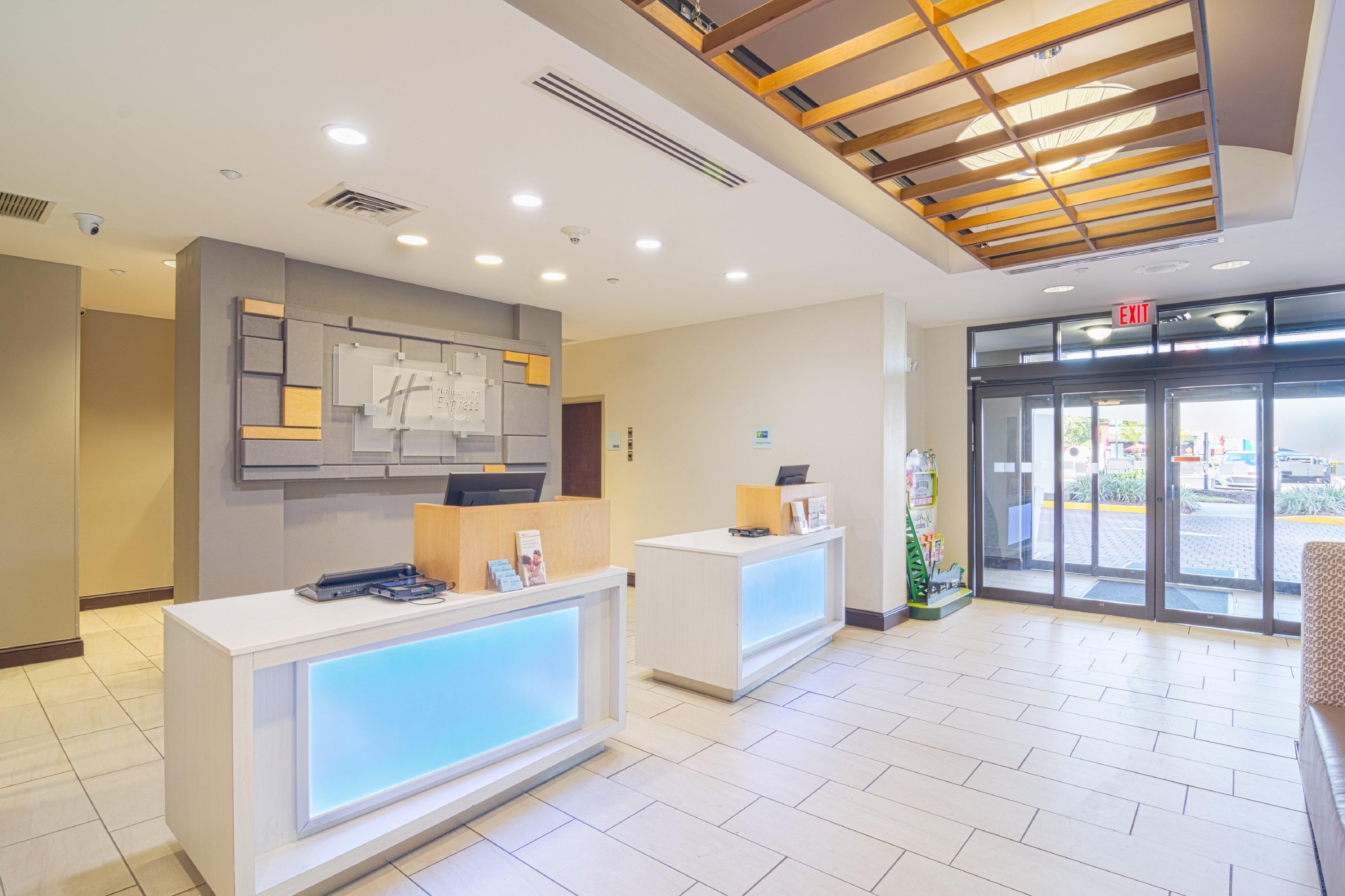 Holiday Inn Express Hotel & Suites Tampa-Usf-Busch Gardens By Ihg מראה חיצוני תמונה