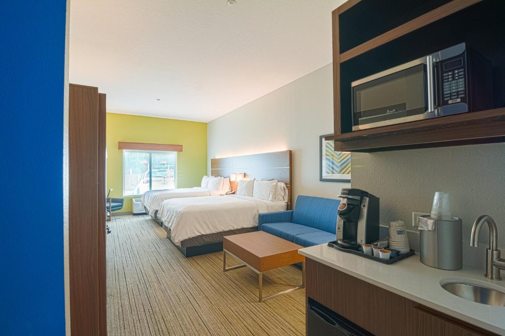 Holiday Inn Express Hotel & Suites Tampa-Usf-Busch Gardens By Ihg מראה חיצוני תמונה
