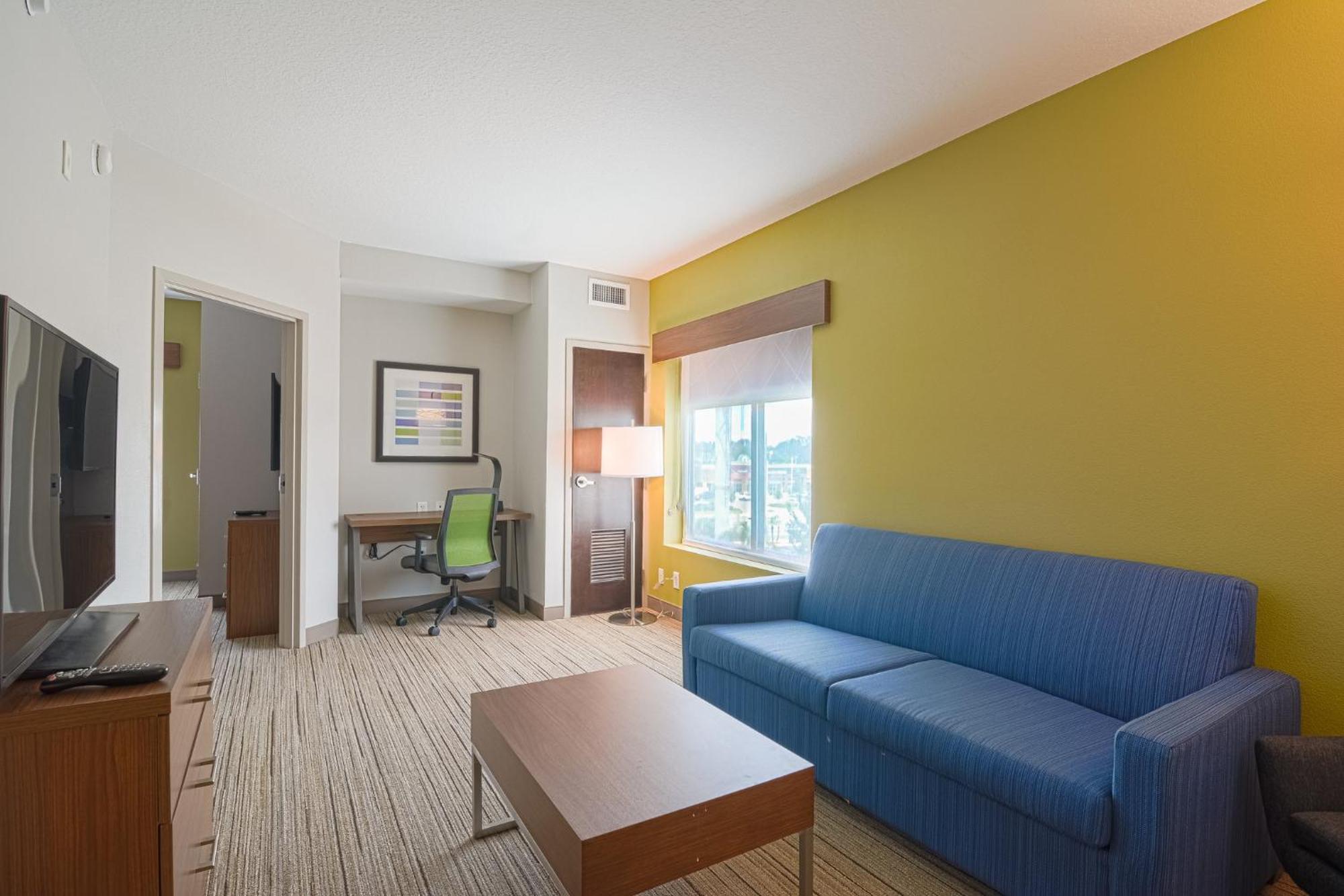 Holiday Inn Express Hotel & Suites Tampa-Usf-Busch Gardens By Ihg מראה חיצוני תמונה