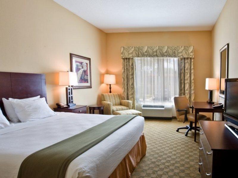 Holiday Inn Express Hotel & Suites Tampa-Usf-Busch Gardens By Ihg מראה חיצוני תמונה