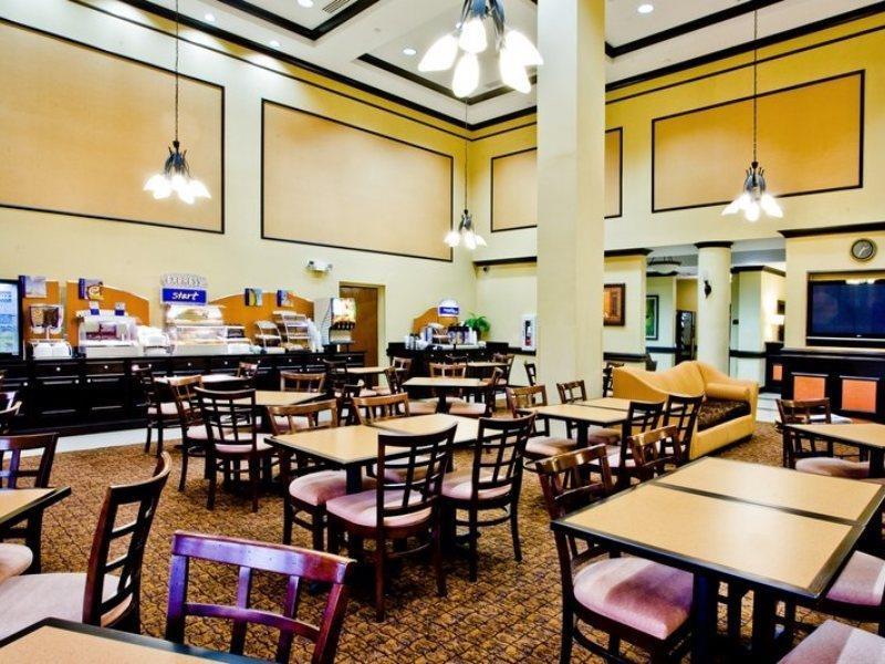 Holiday Inn Express Hotel & Suites Tampa-Usf-Busch Gardens By Ihg מראה חיצוני תמונה