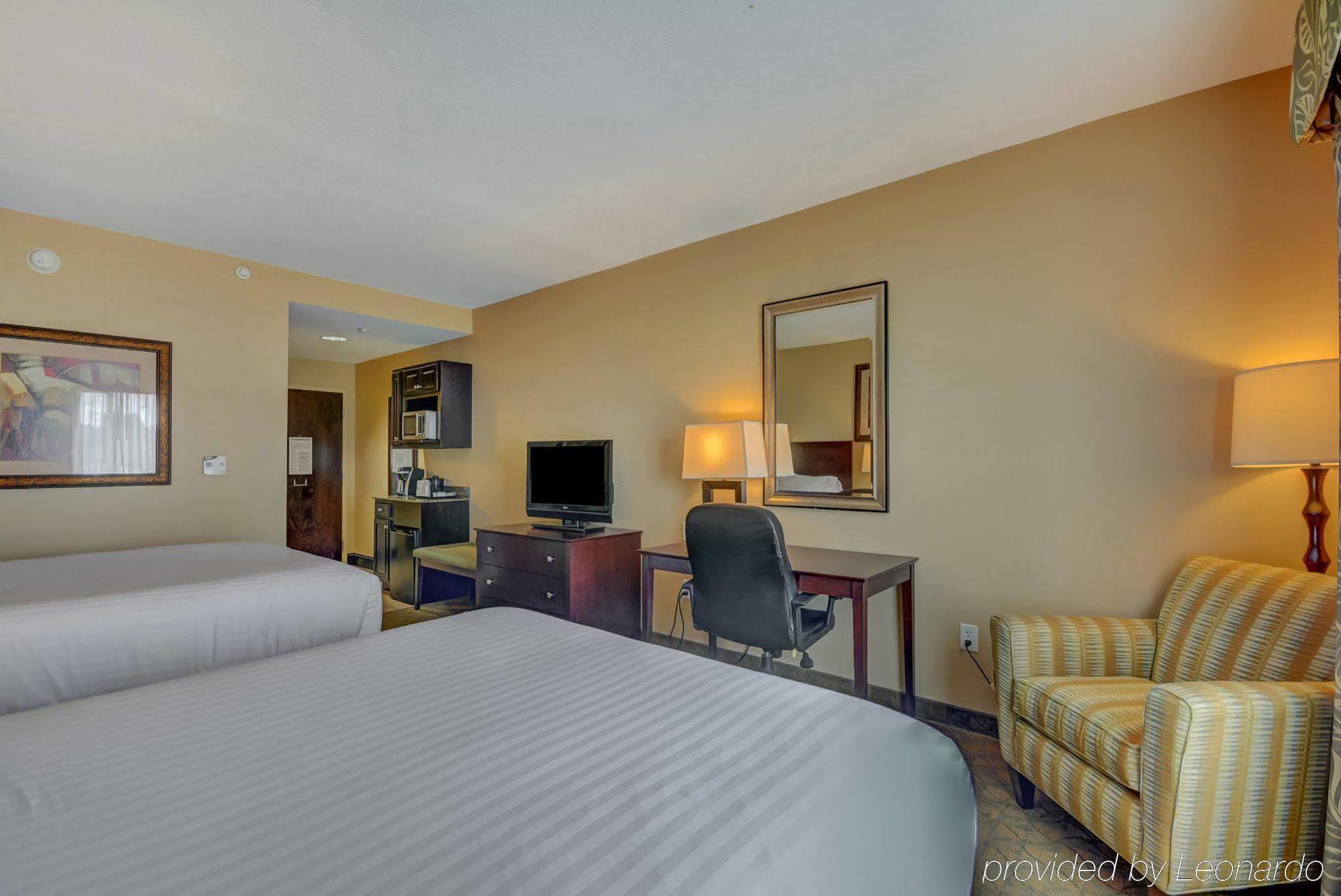 Holiday Inn Express Hotel & Suites Tampa-Usf-Busch Gardens By Ihg מראה חיצוני תמונה