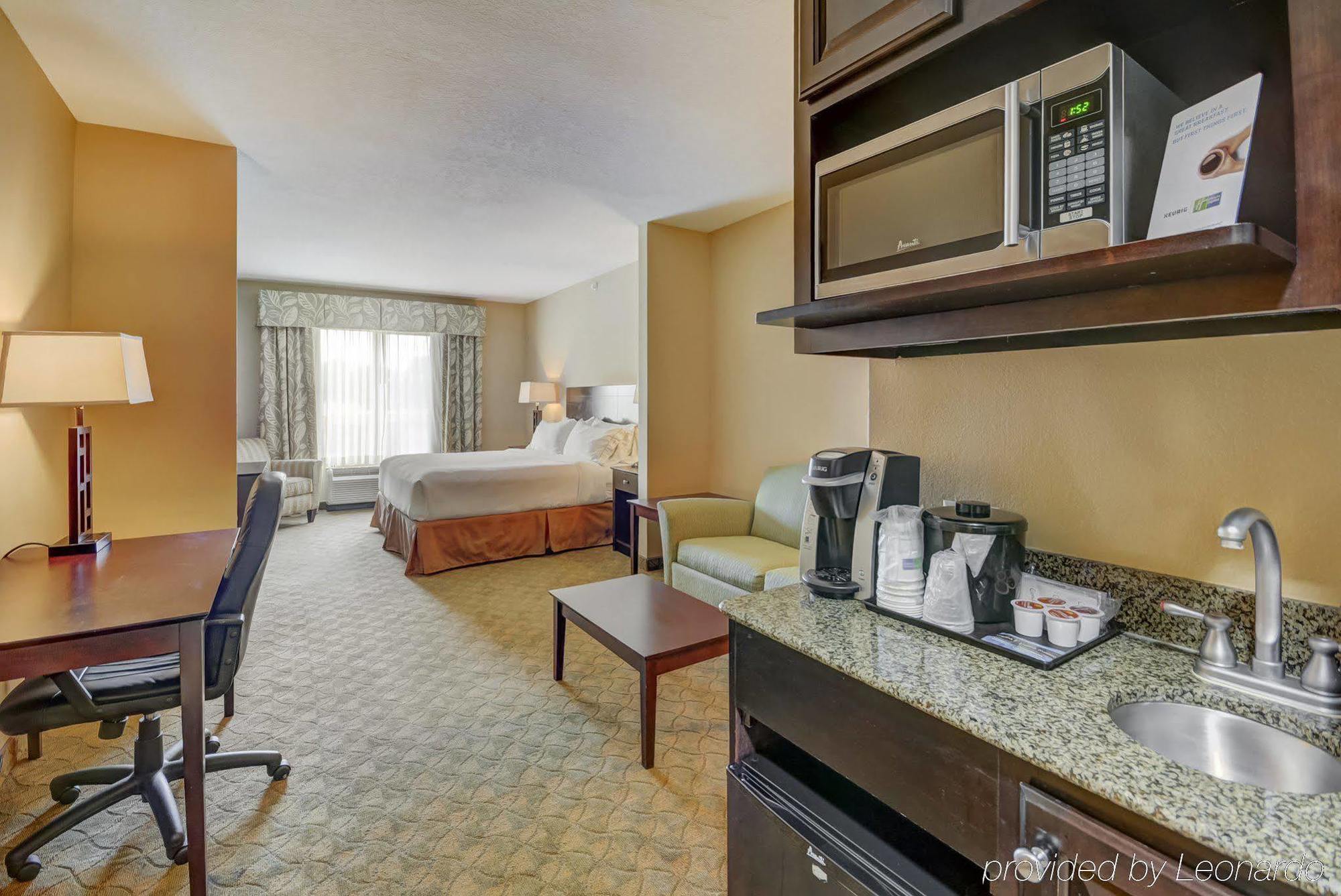 Holiday Inn Express Hotel & Suites Tampa-Usf-Busch Gardens By Ihg מראה חיצוני תמונה
