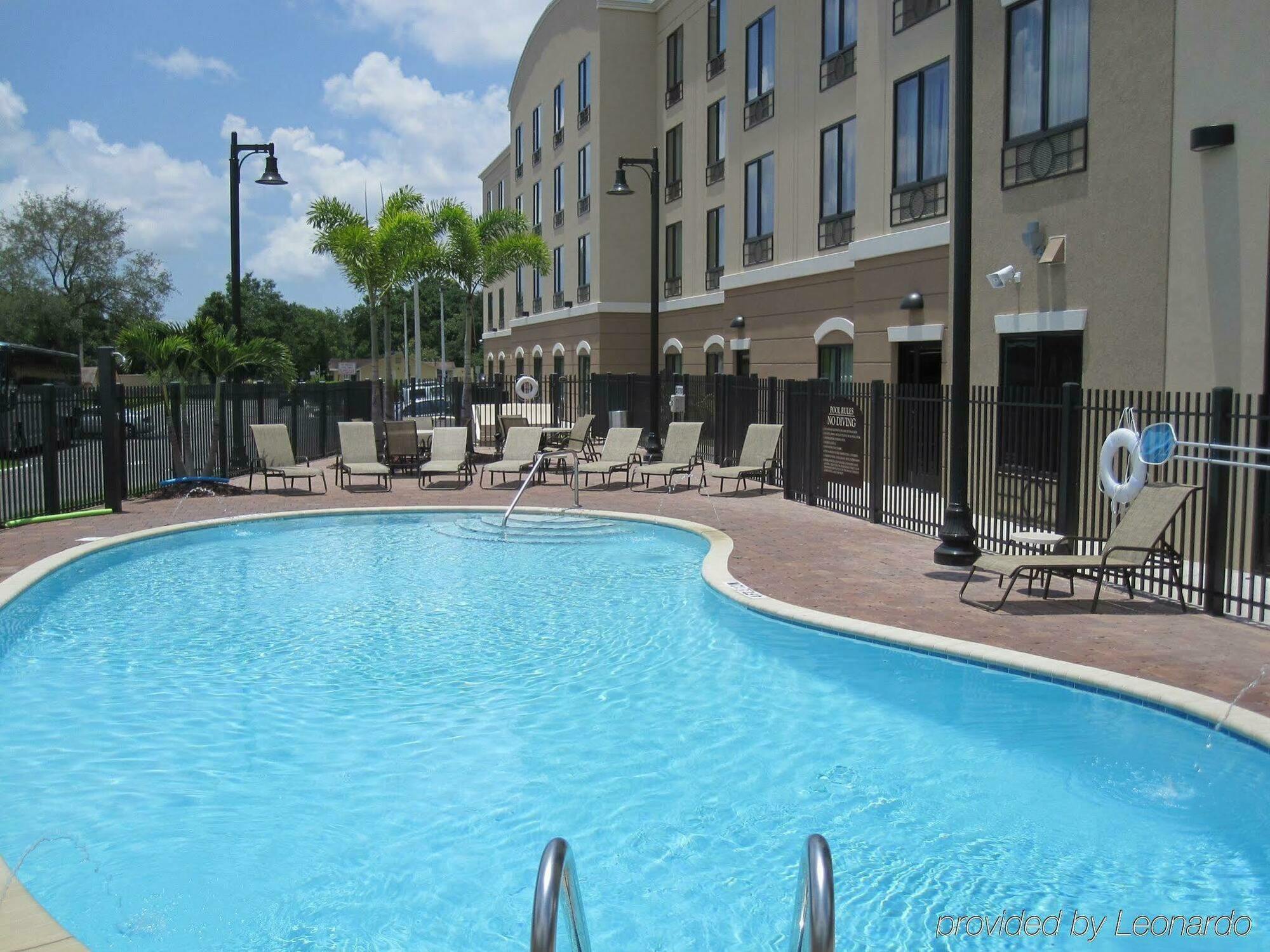 Holiday Inn Express Hotel & Suites Tampa-Usf-Busch Gardens By Ihg מראה חיצוני תמונה