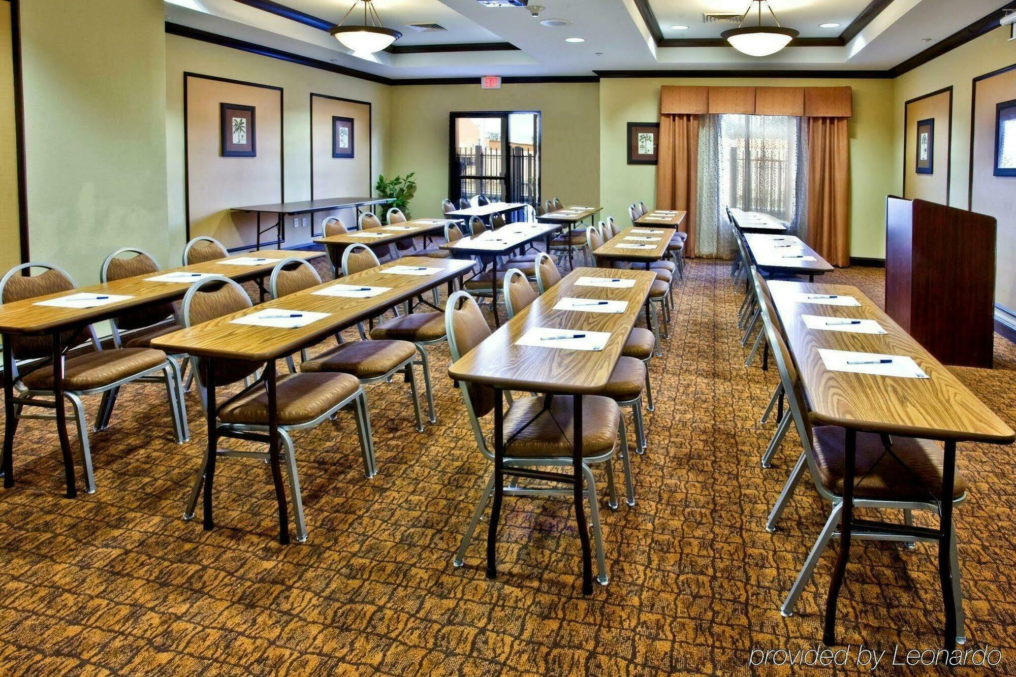 Holiday Inn Express Hotel & Suites Tampa-Usf-Busch Gardens By Ihg מראה חיצוני תמונה