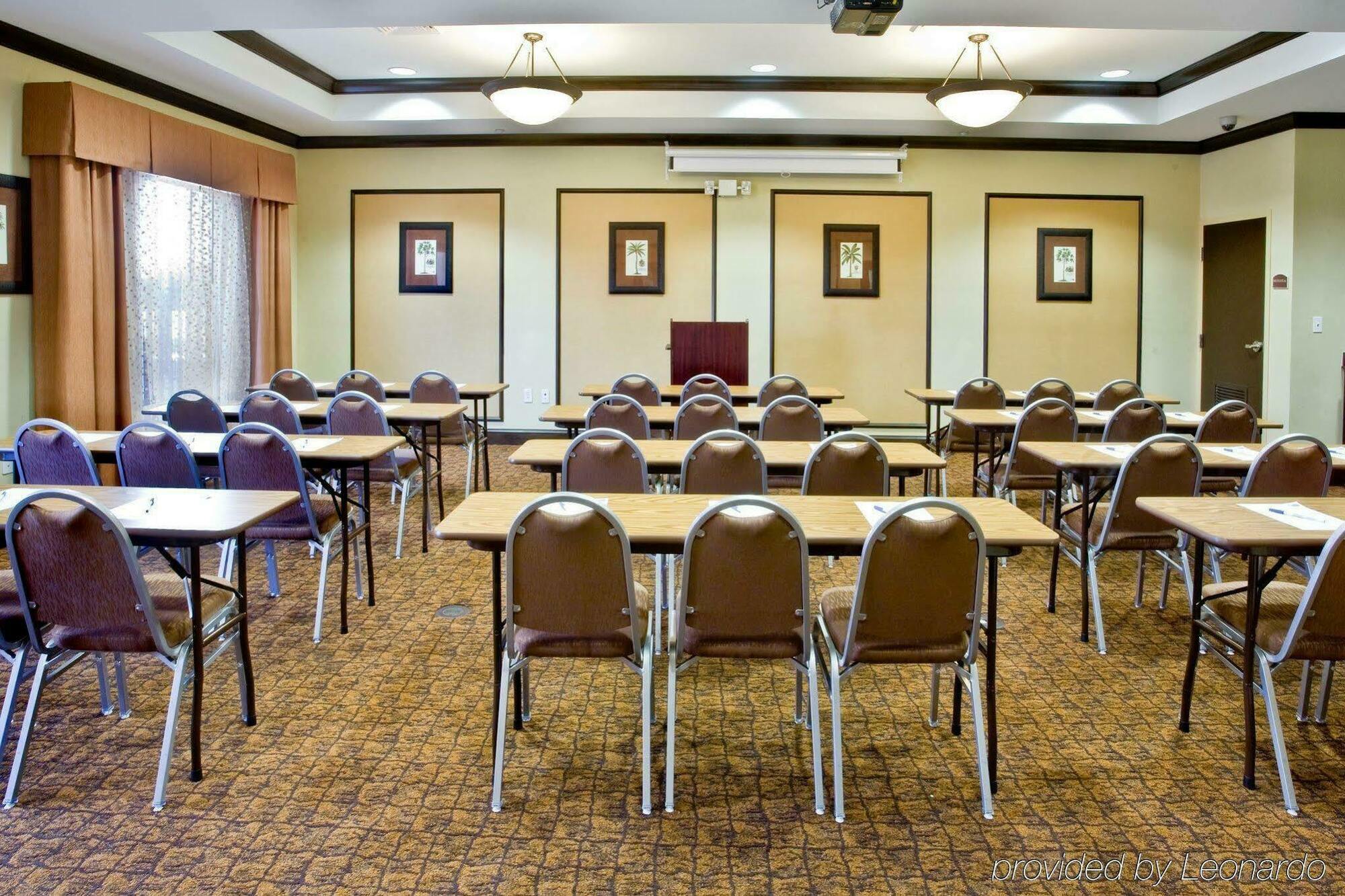 Holiday Inn Express Hotel & Suites Tampa-Usf-Busch Gardens By Ihg מראה חיצוני תמונה